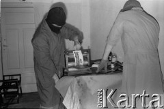 Styczeń 1982, Warszawa, Polska.
Podziemna drukarnia. Druk ulotek na powielaczu.
Fot. NN z archiwum Małgorzaty Niezabitowskiej i Tomasza Tomaszewskiego, zbiory Ośrodka KARTA
