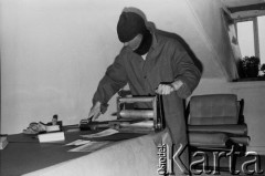Styczeń 1982, Warszawa, Polska.
Podziemna drukarnia. Druk ulotek na powielaczu.
Fot. NN z archiwum Małgorzaty Niezabitowskiej i Tomasza Tomaszewskiego, zbiory Ośrodka KARTA
