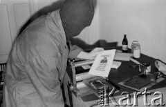 Styczeń 1982, Warszawa, Polska.
Podziemna drukarnia. Druk ulotek.
Fot. NN z archiwum Małgorzaty Niezabitowskiej i Tomasza Tomaszewskiego, zbiory Ośrodka KARTA

