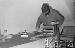 Styczeń 1982, Warszawa, Polska.
Podziemna drukarnia. Druk ulotek.
Fot. NN z archiwum Małgorzaty Niezabitowskiej i Tomasza Tomaszewskiego, zbiory Ośrodka KARTA
