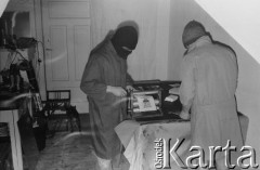 Styczeń 1982, Warszawa, Polska.
Podziemna drukarnia. Druk ulotek.
Fot. NN z archiwum Małgorzaty Niezabitowskiej i Tomasza Tomaszewskiego, zbiory Ośrodka KARTA

