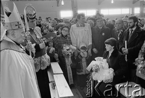 21.03.1982, Gdańsk - Zaspa, Polska.
Chrzest Marii Wiktorii Wałęsy w kościele pw. Opatrzności Bożej. Siedzi Danuta Wałęsa obok puste krzesło symbolicznie pozostawione dla uwięzionego Lecha Wałęsy. Za D. Wałęsą stoi ojciec chrzestny Mieczysław Wachowski. Z lewej biskup diecezjalny gdański Lech Kaczmarek i ksiądz Henryk Jankowski.
Fot. Tomasz Tomaszewski, zbiory Ośrodka KARTA
