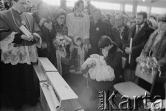 21.03.1982, Gdańsk - Zaspa, Polska.
Chrzest Marii Wiktorii Wałęsy w kościele pw. Opatrzności Bożej. Siedzi Danuta Wałęsa obok puste krzesło symbolicznie pozostawione dla uwięzionego Lecha Wałęsy. Za D. Wałęsą stoi ojciec chrzestny Mieczysław Wachowski obok matka chrzestna Maria Maruszczyk. Z lewej ksiądz Henryk Jankowski.
Fot. Tomasz Tomaszewski, zbiory Ośrodka KARTA
