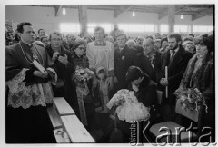 21.03.1982, Gdańsk - Zaspa, Polska.
Chrzest Marii Wiktorii Wałęsy w kościele pw. Opatrzności Bożej. Siedzi Danuta Wałęsa obok puste krzesło symbolicznie pozostawione dla uwięzionego Lecha Wałęsy. Za D. Wałęsą stoi ojciec chrzestny Mieczysław Wachowski obok matka chrzestna Maria Maruszczyk. Z lewej ksiądz Henryk Jankowski.
Fot. Tomasz Tomaszewski, zbiory Ośrodka KARTA
