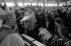 21.03.1982, Gdańsk - Zaspa, Polska.
Chrzest Marii Wiktorii Wałęsy w kościele pw. Opatrzności Bożej. Siedzą Danuta Wałęsa i matka chrzestna dziewczynki Maria Maruszczyk. Za D. Wałęsą stoi ojciec chrzestny Mieczysław Wachowski. Z lewej biskup diecezjalny gdański Lech Kaczmarek.
Fot. Tomasz Tomaszewski, zbiory Ośrodka KARTA
