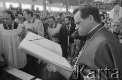 21.03.1982, Gdańsk - Zaspa, Polska.
Chrzest Marii Wiktorii Wałęsy w kościele pw. Opatrzności Bożej. Na pierwszym planie ksiądz Henryk Jankowski, z tyłu z prawej biskup diecezjalny gdański Lech Kaczmarek, siedzą Danuta Wałęsa i matka chrzestna dziewczynki Maria Maruszczyk, za nimi stoi ojciec chrzestny Mieczysław Wachowski.
Fot. Tomasz Tomaszewski, zbiory Ośrodka KARTA
