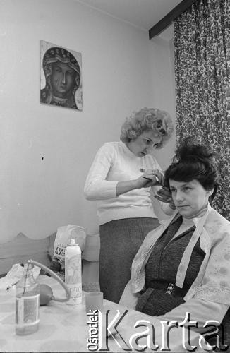 21.03.1982, Gdańsk - Zaspa, Polska.
Danuta Wałęsa w trakcie przygotowań do chrzcin córki Marii Wiktorii.
Fot. Tomasz Tomaszewski, zbiory Ośrodka KARTA

