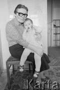 21.03.1982, Gdańsk - Zaspa, Polska.
Feliksa Gołoś, matka Danuty Wałęsy, z wnuczką Anną w dniu chrzcin Marii Wiktorii.
Fot. Tomasz Tomaszewski, zbiory Ośrodka KARTA
