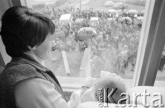 21.03.1982, Gdańsk - Zaspa, Polska.
Danuta Wałęsa w oknie swojego mieszkania prezentująca córkę Marię Wiktorię ludziom, którzy przyszli tam po chrzcie dziecka. Chrzest odbył się w kościele pw. Opatrzności Bożej.
Fot. Tomasz Tomaszewski, zbiory Ośrodka KARTA
