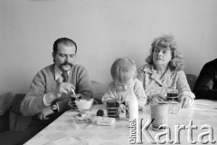 21.03.1982, Gdańsk - Zaspa, Polska.
Rodzina Wałęsów w dniu chrztu Marii Wiktorii, z lewej brat Lecha Wałęsy Stanisław, w środku córka Danuty i Lecha Wałęsów - Anna.
Fot. Tomasz Tomaszewski, zbiory Ośrodka KARTA
