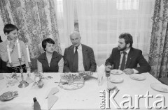 21.03.1982, Gdańsk - Zaspa, Polska.
Bogdan Wałęsa, Danuta Wałęsa, Władysław Siła-Nowicki i Mieczysław Wachowski w mieszkaniu Wałęsów po chrzcinach najmłodszej córki Marii Wiktorii. 
Fot. Tomasz Tomaszewski, zbiory Ośrodka KARTA
