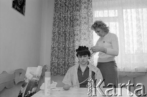 21.03.1982, Gdańsk - Zaspa, Polska.
Danuta Wałęsa w trakcie przygotowań do chrzcin córki Marii Wiktorii.
Fot. Tomasz Tomaszewski, zbiory Ośrodka KARTA
