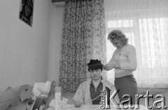 21.03.1982, Gdańsk - Zaspa, Polska.
Danuta Wałęsa w trakcie przygotowań do chrzcin córki Marii Wiktorii.
Fot. Tomasz Tomaszewski, zbiory Ośrodka KARTA
