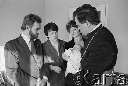 21.03.1982, Gdańsk - Zaspa, Polska.
Dzień chrztu córki Danuty i Lecha Wałęsów Marii Wiktorii. Od lewej: ojciec chrzestny dziewczynki Mieczysław Wachowski, Danuta Wałęsa, Maria Maruszczyk, matka chrzestna dziewczynki oraz ksiądz Henryk Jankowski z Marią Wiktorią na rękach.
Fot. Tomasz Tomaszewski, zbiory Ośrodka KARTA
