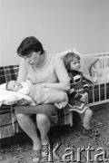 21.03.1982, Gdańsk - Zaspa, Polska.
Danuta Wałęsa z córką Marią Wiktorią w dniu jej chrztu.
Fot. Tomasz Tomaszewski, zbiory Ośrodka KARTA

