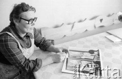 21.03.1982, Gdańsk - Zaspa, Polska.
Feliksa Gołoś, matka Danuty Wałęsy, ze zdjęciem Danuty i  Lecha Wałęsów. Zdjęcie wykonane w dniu chrztu córki Wałęsów Marii Wiktorii.
Fot. Tomasz Tomaszewski, zbiory Ośrodka KARTA
