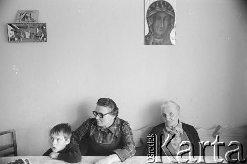 21.03.1982, Gdańsk - Zaspa, Polska.
Mieszkanie Danuty i Lecha Wałęsów w dniu chrztu ich córki Marii Wiktorii. Z lewej syn Wałęsów, w środku Felicja Gołoś, matka Danuty. 
Fot. Tomasz Tomaszewski, zbiory Ośrodka KARTA
