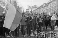 1.05.1982, Warszawa, Polska.
Niezależna manifestacja, demonstranci z flagami i transparentami na ulicy Długiej.
Fot. Tomasz Tomaszewski, zbiory Ośrodka KARTA