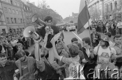 1.05.1982, Warszawa, Polska.
Niezależna manifestacja, demonstranci na Krakowskim Przedmieściu.
Fot. Tomasz Tomaszewski, zbiory Ośrodka KARTA