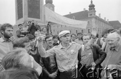 1.05.1982, Warszawa, Polska.
Niezależna manifestacja, demonstranci pod kolumną Zygmunta na placu Zamkowym.
Fot. Tomasz Tomaszewski, zbiory Ośrodka KARTA