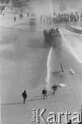 3.05.1982, Warszawa, Polska.
Niezależna manifestacja na Starym Mieście. ZOMO rozpędza demonstrację na placu Zamkowym przy pomocy armatek wodnych.
Fot. Tomasz Tomaszewski, zbiory Ośrodka KARTA