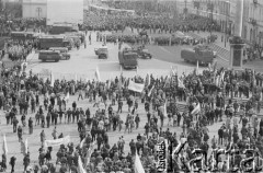 3.05.1982, Warszawa, Polska.
Niezależna manifestacja na placu Zamkowym i Krakowskim Przedmieściu. 
Fot. Tomasz Tomaszewski, zbiory Ośrodka KARTA