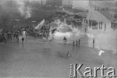 3.05.1982, Warszawa, Polska.
Niezależna manifestacja na Starym Mieście. ZOMO rozpędza demonstrantów przy pomocy gazu łzawiącego.
Fot. Tomasz Tomaszewski, zbiory Ośrodka KARTA