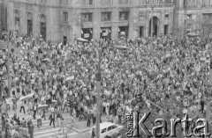 3.05.1982, Warszawa, Polska.
Uczestnicy niezależnej manifestacji na skrzyżowaniu ulic Koszykowej i Marszałkowskiej.
Fot. Tomasz Tomaszewski, zbiory Ośrodka KARTA