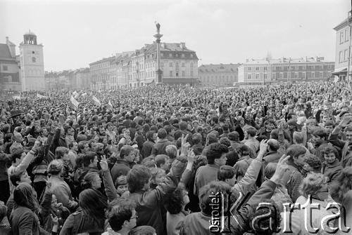 3.05.1982, Warszawa, Polska.
Niezależna manifestacja na placu Zamkowym.
Fot. Tomasz Tomaszewski, zbiory Ośrodka KARTA