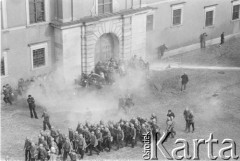 3.05.1982, Warszawa, Polska.
Niezależna manifestacja na Starym Mieście. Pacyfikacja demonstracji przez oddziały ZOMO na placu Zamkowym.
Fot. Tomasz Tomaszewski, zbiory Ośrodka KARTA