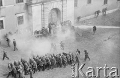 3.05.1982, Warszawa, Polska.
Niezależna manifestacja na Starym Mieście. Pacyfikacja demonstracji przez oddziały ZOMO na placu Zamkowym.
Fot. Tomasz Tomaszewski, zbiory Ośrodka KARTA