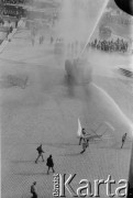 3.05.1982, Warszawa, Polska.
Niezależna manifestacja na Starym Mieście. ZOMO rozpędza demonstrację na placu Zamkowym przy pomocy armatek wodnych.
Fot. Tomasz Tomaszewski, zbiory Ośrodka KARTA