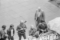 1981, Warszawa, Polska.
Milicjanci przy stoisku z warzywami.
Fot. Małgorzata Niezabitowska i Tomasz Tomaszewski, zbiory Ośrodka KARTA
