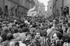 3.05.1982, Warszawa, Polska.
Niezależna manifestacja na Starym Mieście. Tłum na ulicy Świętojańskiej.
Fot. Tomasz Tomaszewski, zbiory Ośrodka KARTA