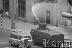 3.05.1982, Warszawa, Polska.
Pojazd ZOMO z armatką wodną na skrzyżowaniu ulic Marszałkowskiej i Koszykowej.
Fot. Tomasz Tomaszewski, zbiory Ośrodka KARTA