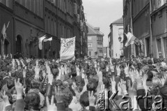 3.05.1982, Warszawa, Polska.
Niezależna manifestacja na Starym Mieście. Tłum na ulicy Świętojańskiej.
Fot. Tomasz Tomaszewski, zbiory Ośrodka KARTA