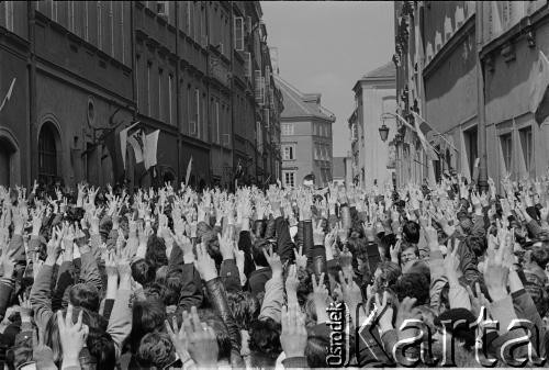 3.05.1982, Warszawa, Polska.
Niezależna manifestacja na Starym Mieście. Tłum na ulicy Świętojańskiej.
Fot. Tomasz Tomaszewski, zbiory Ośrodka KARTA
