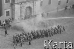 3.05.1982, Warszawa, Polska.
Niezależna manifestacja na Starym Mieście. Pacyfikacja demonstracji przez oddziały ZOMO na placu Zamkowym. 
Fot. Tomasz Tomaszewski, zbiory Ośrodka KARTA
