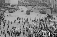 3.05.1982, Warszawa, Polska.
Niezależna manifestacja. Demonstranci z flagami i samochody ZOMO na placu Zamkowym.
Fot. Tomasz Tomaszewski, zbiory Ośrodka KARTA