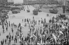 3.05.1982, Warszawa, Polska.
Niezależna manifestacja. Demonstranci z flagami i samochody ZOMO na placu Zamkowym.
Fot. Tomasz Tomaszewski, zbiory Ośrodka KARTA