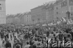 3.05.1982, Warszawa, Polska.
Niezależna manifestacja. Demonstranci na placu Zamkowym.
Fot. Tomasz Tomaszewski, zbiory Ośrodka KARTA