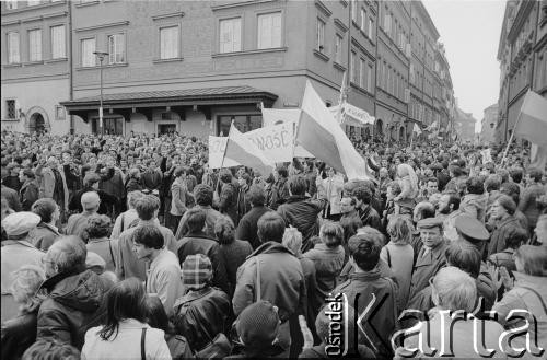 3.05.1982, Warszawa, Polska.
Niezależna manifestacja na Starym Mieście. Tłum na placu Zamkowym i ulicy Świętojańskiej.
Fot. Tomasz Tomaszewski, zbiory Ośrodka KARTA