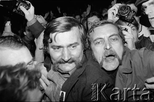 14.11.1982, Gdańsk - Zaspa, Polska.
Powrót Lecha Wałęsy do domu po zwolnieniu z internowania.
Fot. Tomasz Tomaszewski, zbiory Ośrodka KARTA