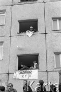 14.11.1982, Gdańsk - Zaspa, Polska.
Przygotowania w związku z powrotem Lecha Wałęsy do domu po zwolnieniu z internowania. Mieszkańcy bloku, w którym mieszka Wałęsa, rozwieszają transparenty.
Fot. Tomasz Tomaszewski, zbiory Ośrodka KARTA