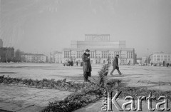 Początek lat 80, Warszawa, Polska.
Krzyż kwietny na placu Zwycięstwa. W głębi widać Teatr Wielki.
Fot. Tomasz Tomaszewski, zbiory Ośrodka KARTA