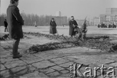 Początek lat 80, Warszawa, Polska.
Krzyż kwietny na placu Zwycięstwa.
Fot. Tomasz Tomaszewski, zbiory Ośrodka KARTA