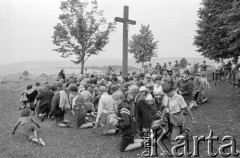 1980, Kalwaria Pacławska, województwo przemyskie, Polska.
Sanktuarium Męki Pańskiej i Matki Bożej Kalwaryjskiej. Pielgrzymi przy krzyżu.
Fot. Tomasz Tomaszewski, zbiory Ośrodka KARTA