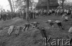 1980, Kalwiaria Pacławska, województwo przemyskie, Polska.
Sanktuarium Męki Pańskiej i Matki Bożej Kalwaryjskiej. Pielgrzymi przy Pustelni Św. Marii Magdaleny.
Fot. Tomasz Tomaszewski, zbiory Ośrodka KARTA