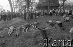 1980, Kalwiaria Pacławska, województwo przemyskie, Polska.
Sanktuarium Męki Pańskiej i Matki Bożej Kalwaryjskiej. Pielgrzymi przy Pustelni Św. Marii Magdaleny.
Fot. Tomasz Tomaszewski, zbiory Ośrodka KARTA