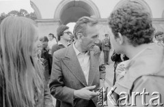 Po 15.09.1989, Warszawa, Polska.
Premier Tadeusz Mazowiecki i rzeczniczka jego rządu Małgorzata Niezabitkowska na Placu Saskim. W głębi widać Grób Nieznanego Żołnierza. 
Fot. Tomasz Tomaszewski, zbiory Ośrodka KARTA